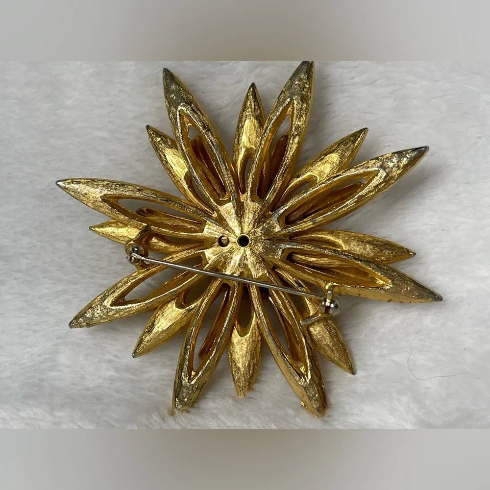 Vintage gold tone brooch large fake pearl